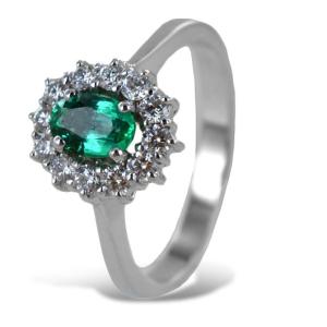 Anello classico in oro con Smeraldo mezzo carato e contorno di diamanti