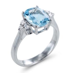 Anello con Acquamarina centrale e trilogy di diamanti laterali