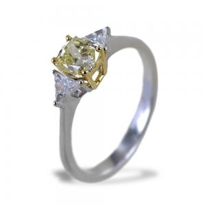 Anello con Diamante Fancy Giallo Cushion e Diamanti triangolo