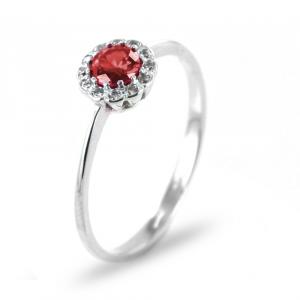 Anello con zircone rosso e contorno di zirconi bianchi