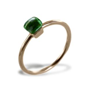 Anello in oro con quarzo verde sfaccettato