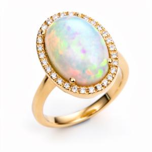 Anello in oro giallo con Opale e Diamanti in contorno