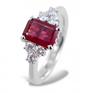 Anello Rubino centrale e diamanti laterali - Rubino Grande - gallery