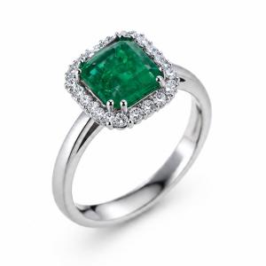 Anello Smeraldo e contorno di Diamanti 