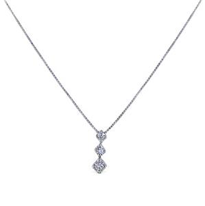 Collana con pendente Trilogy piccolo a scalare con diamanti carati 0.06 G - gallery