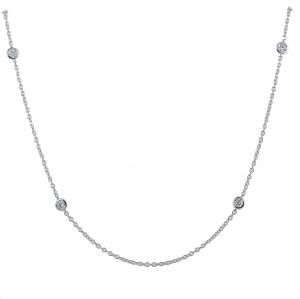 Girocollo con diamanti sparsi sulla collana