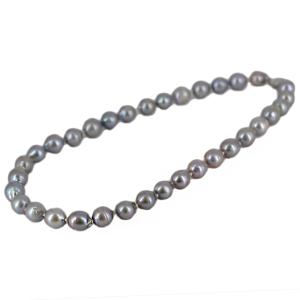 Girocollo di perle grigie con chiusura a gioielllo