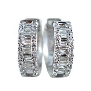 Orecchini a cerchio piccoli in oro bianco e diamanti baguette