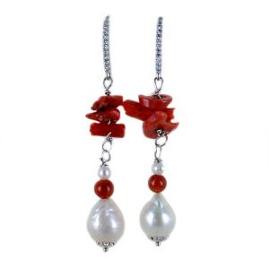 orecchini a pendente in argento con perle barocche e corallo
