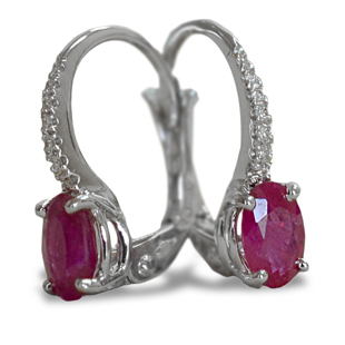 Orecchini con rubino ovale e diamanti pendente a monachella