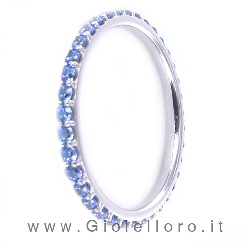 Anello fede Eternity in oro bianco con zirconi azzurri