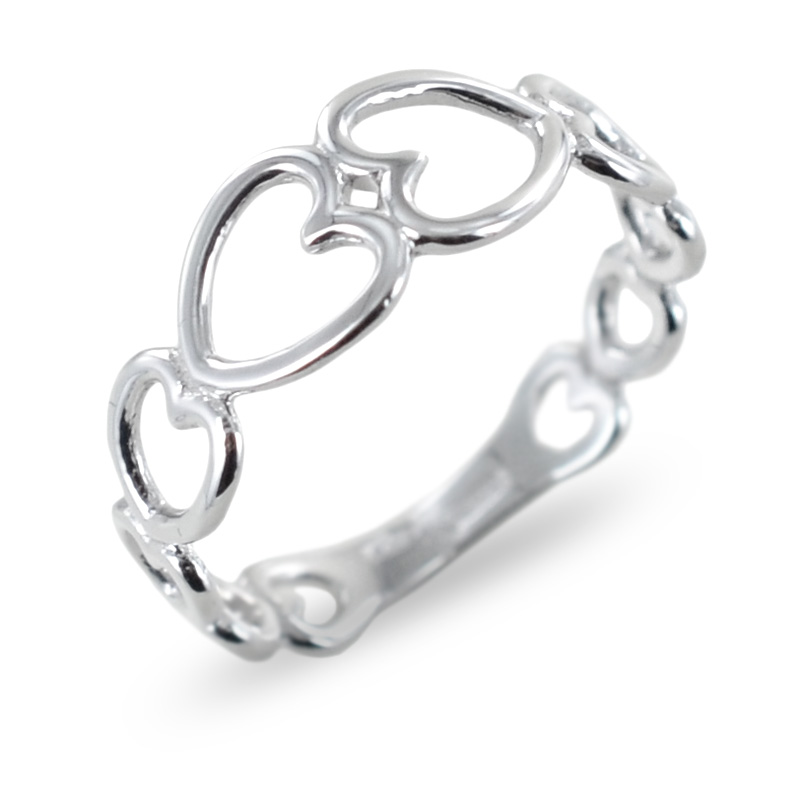 Anello in oro bianco con cuori traforati a fascia a scalare