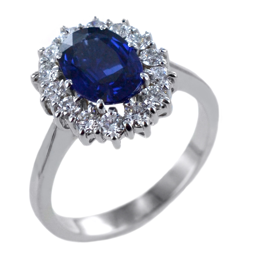 Anello classico in oro con Zaffiro 1.75 ct e contorno di diamanti