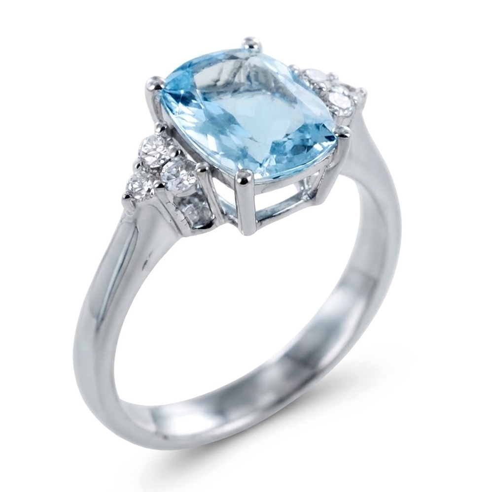 Anello con Acquamarina centrale e trilogy di diamanti laterali
