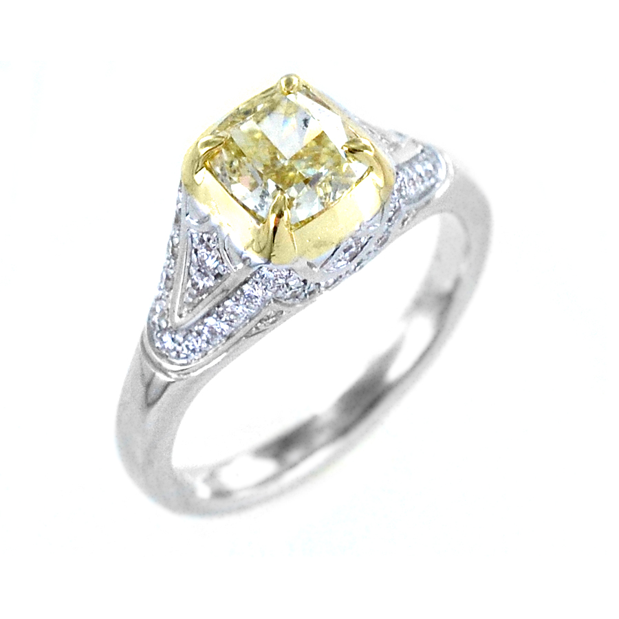 Anello con Diamante Fancy Giallo a Cuore e Diamanti sulla montatura