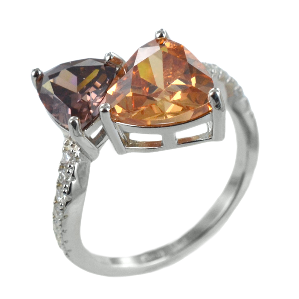 Anello in argento contrarie con zirconi trillion