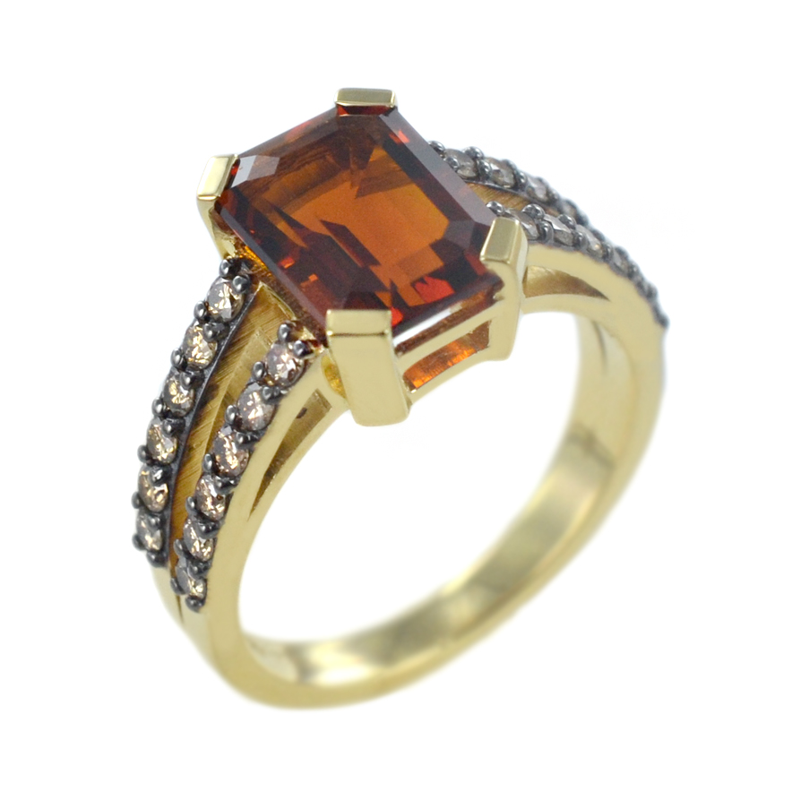 Anello in oro giallo con Quarzo Madeira e diamanti brown 