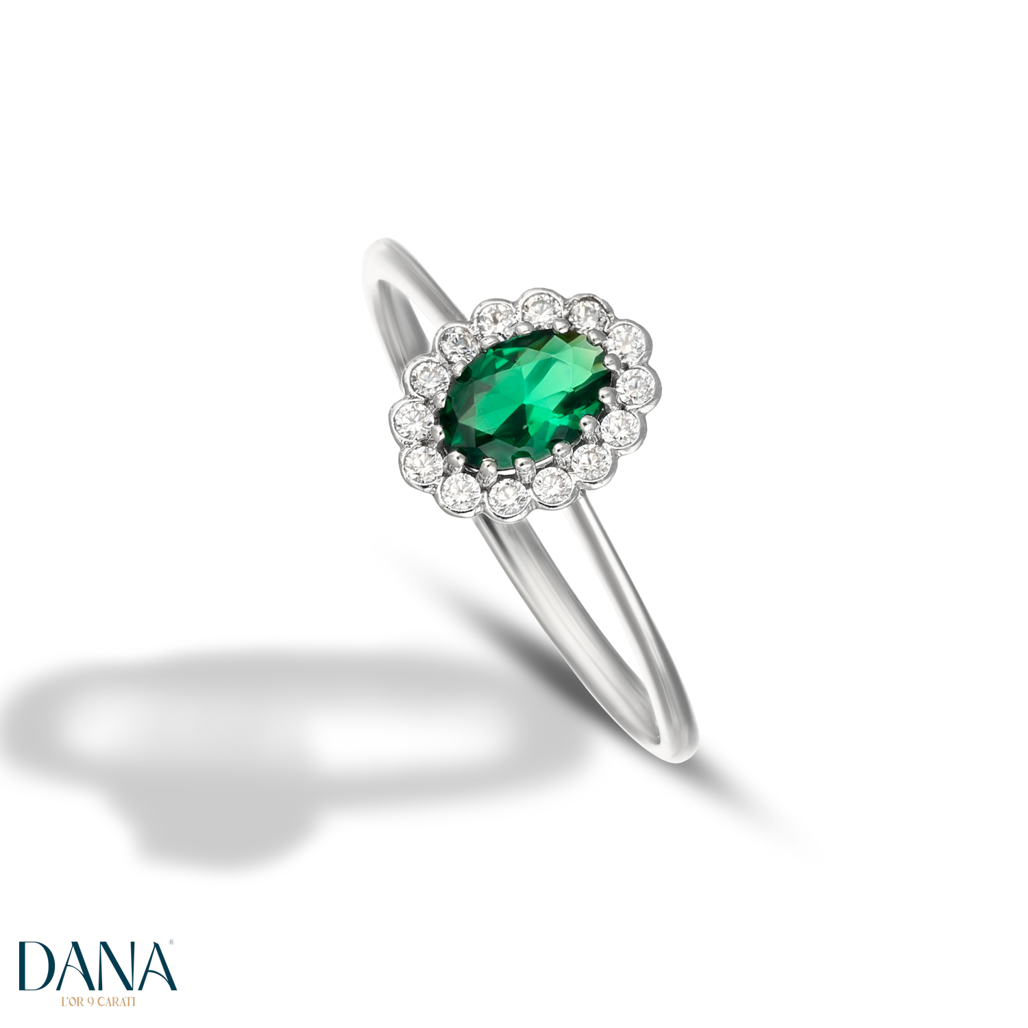 Anello pietra verde con contorno di zirconi in oro bianco 9 kt