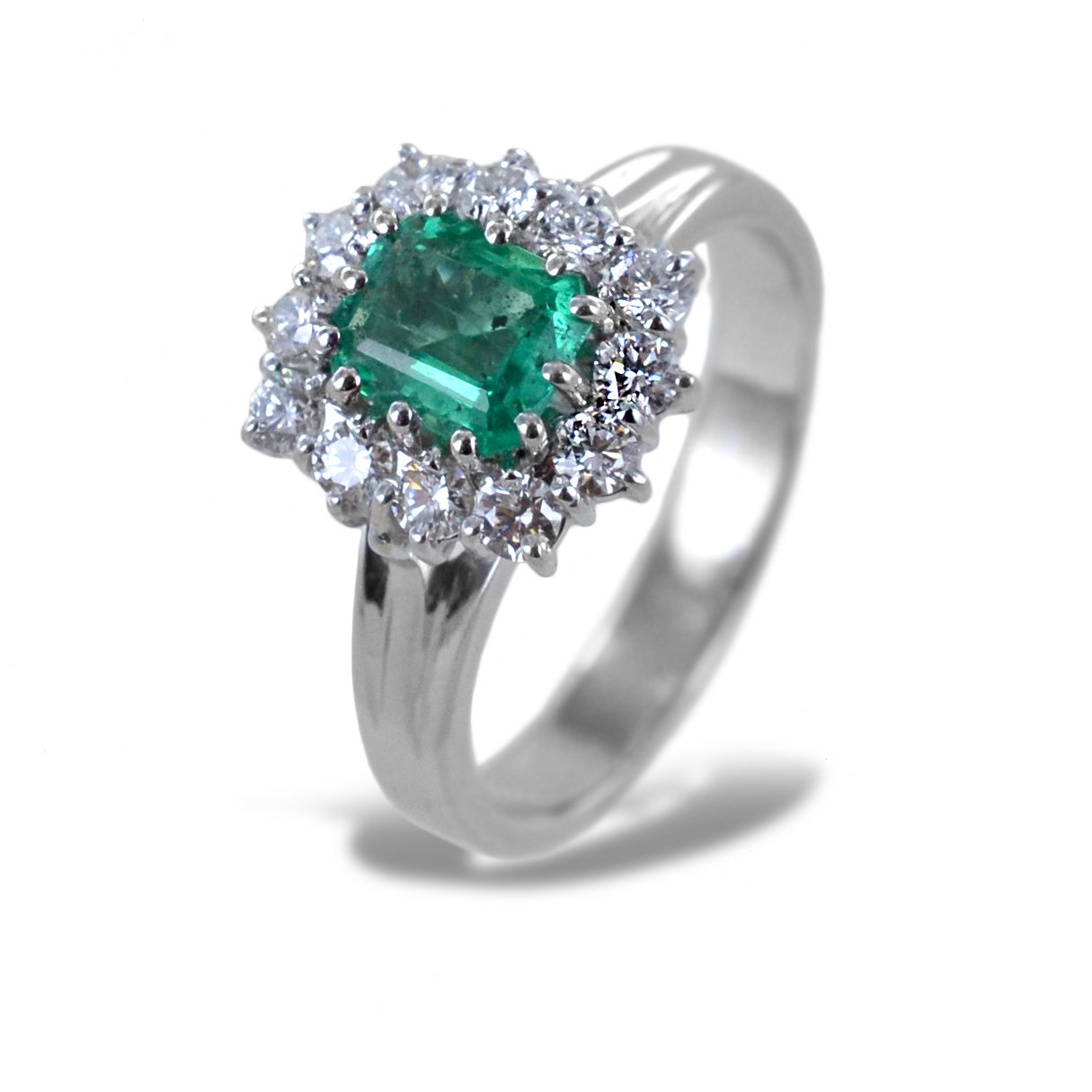 Anello rosetta Smeraldo da oltre mezzo carato e Diamanti