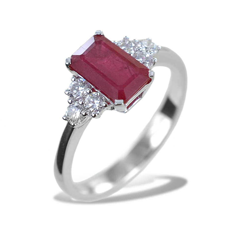 Anello Rubino centrale e diamanti laterali - Rubino Grande