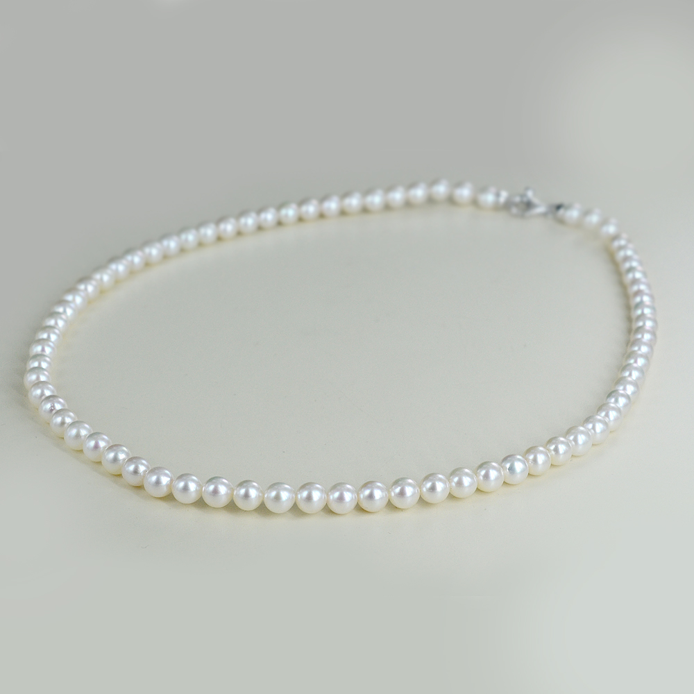 Collana filo di perle Akoya 5.50 - 6.00 mm AA con chiusura in oro e diamante