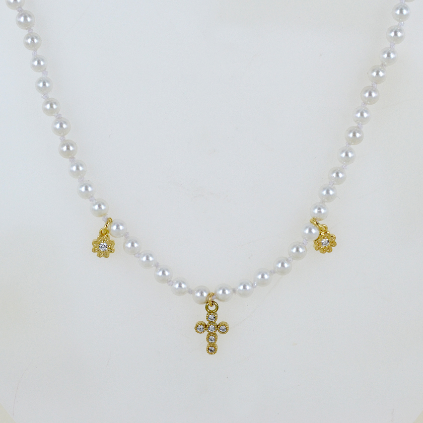 Collana filo di perle con Croce e fiori in argento dorato e zirconi bianchi