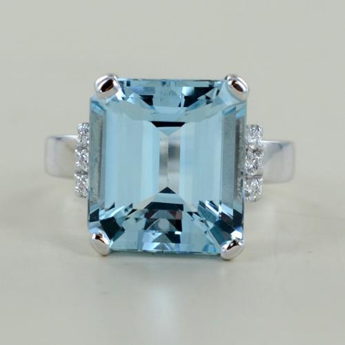 Anello Acquamarina 6 carati e mezzo e trilogy di Diamanti