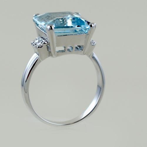 Anello Acquamarina 6 carati e mezzo e trilogy di Diamanti