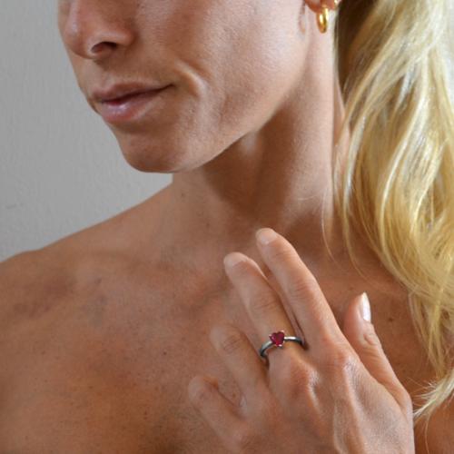 Anello con cuore in argento e zircone a cuore rosso Gioielloro