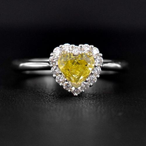 Anello con Diamante Fancy Giallo a Cuore e contorno di Diamanti Gioielloro