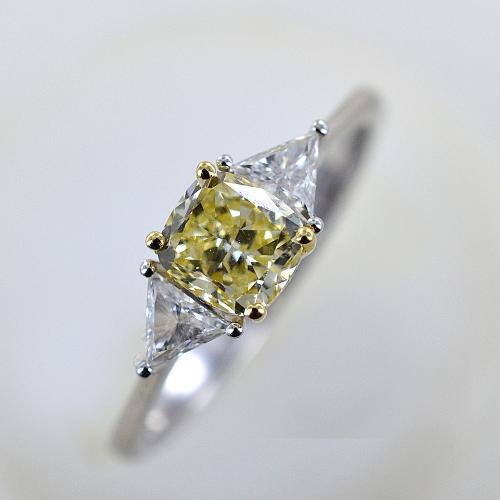 Anello con Diamante Fancy Giallo Cushion e Diamanti triangolo