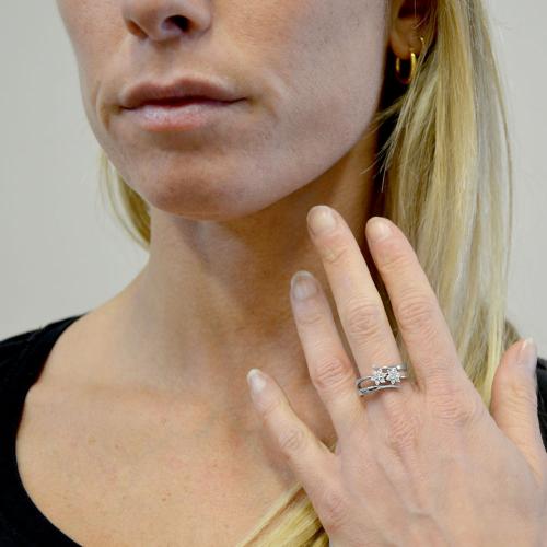 Anello a forma hot sale di fiore con brillanti