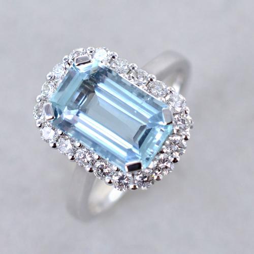 Anello con outlet acquamarina grande