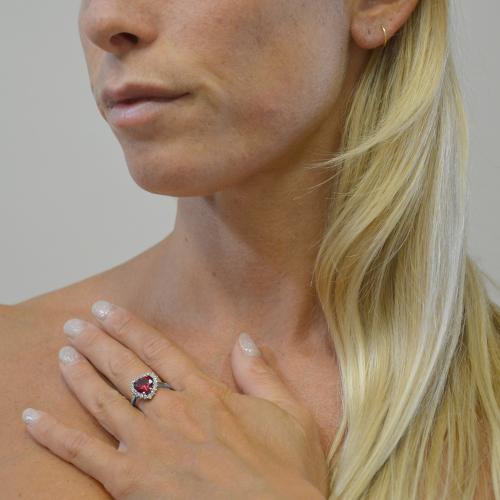 Anello Cuore in oro bianco e zirconi bianchi e colore rubino