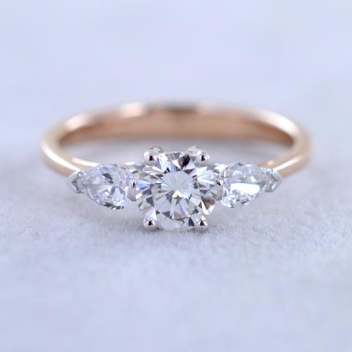Anello da oltre mezzo carato solitario con diamanti a goccia sul