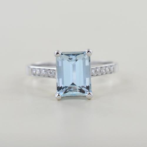 Anello con acquamarina e brillanti top