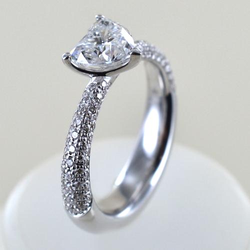 Anello solitario con diamante a cuore da oltre un carato IGI