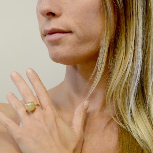 Anello particolare con quarzo cabochon sferico e diamanti naturali Gioielloro