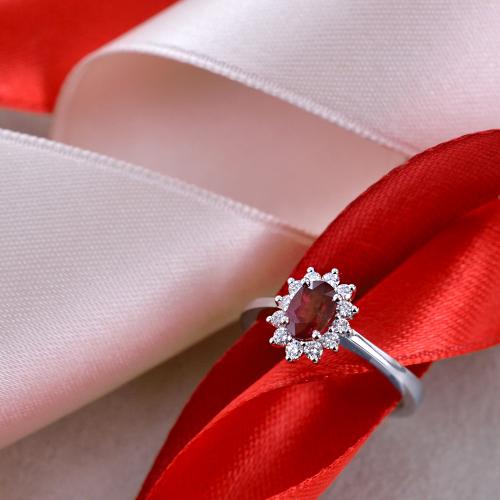 Anello Rosetta in oro con Diamanti e Rubino rosso intenso Gioielloro La