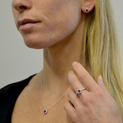 Anello Salvini collezione Dora Rubino con contorno di diamanti Gioielloro