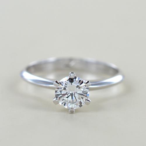 Anello Solitario a Corona con diamante da oltre mezzo carato 0.68