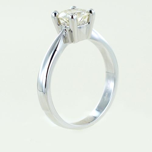 Anello solitario con diamante da quasi un carato colore J 0.86