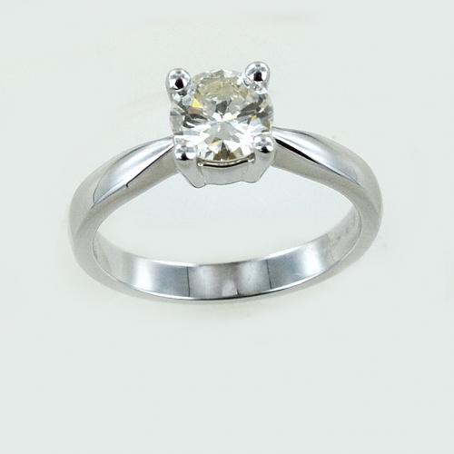 Anello con un diamante sale