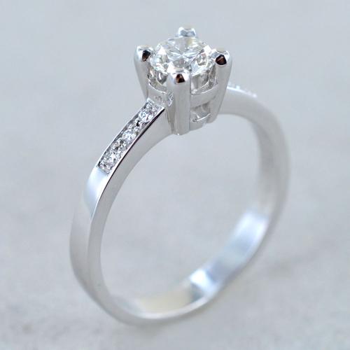 Anello solitario con pavè di diamanti hot sale