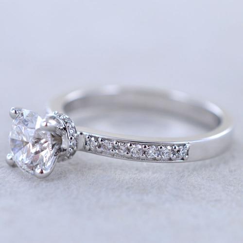 Anello solitario con diamante taglio ovale a partire da 0.40ct