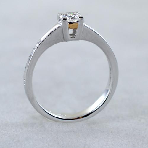 Anello solitario Salvini Collezione Battito con incastonatura a