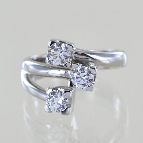 Anello trilogy in argento con zirconi trilogy sfalsato