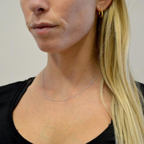 COLLANA : Lunghezza cm 47 Peso gr 13 4 in oro bianco con al centro