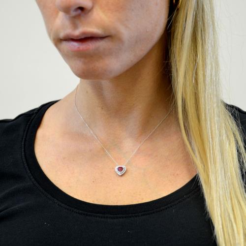 Collana con ciondolo Rubino a forma di cuore e doppio contorno di diamanti Gi