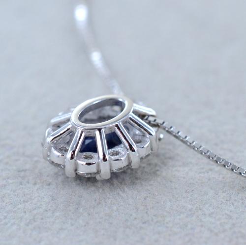 Collana con ciondolo a forma di loto in giada ovale in oro 10K